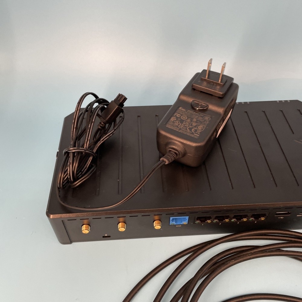 Ericsson Cradlepoint E100 Series Enterprise Router + Antenna