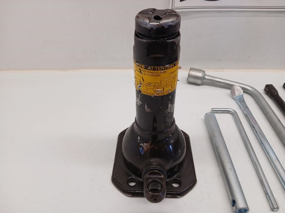 07-14 FJ CRUISER JACK ASSEMBLY WITH TOOLS