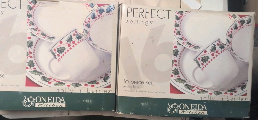 ONEIDA PERFECT SETTINGS HOLLY N BERRIES DINNER SET FOR 4-