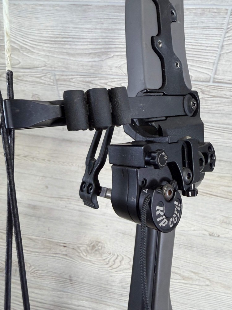 Bowtech Carbon One 60-70# RH Smoke Grey with Gas Bowstrings