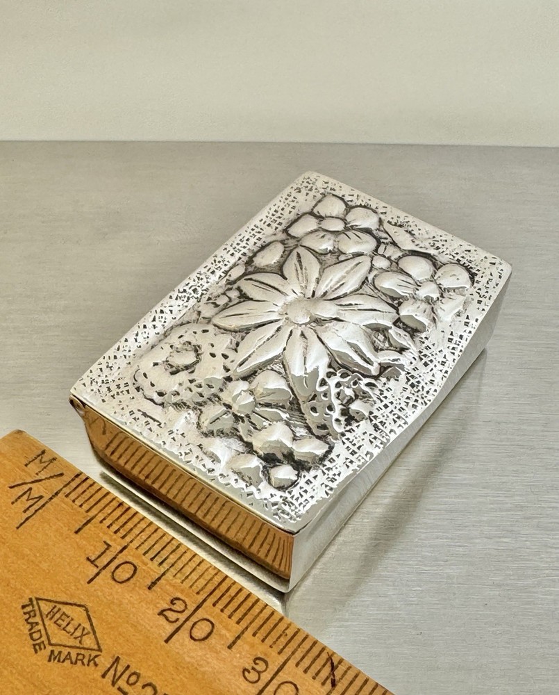 Vintage Solid 900 Silver Floral Design Pill / Snuff Box