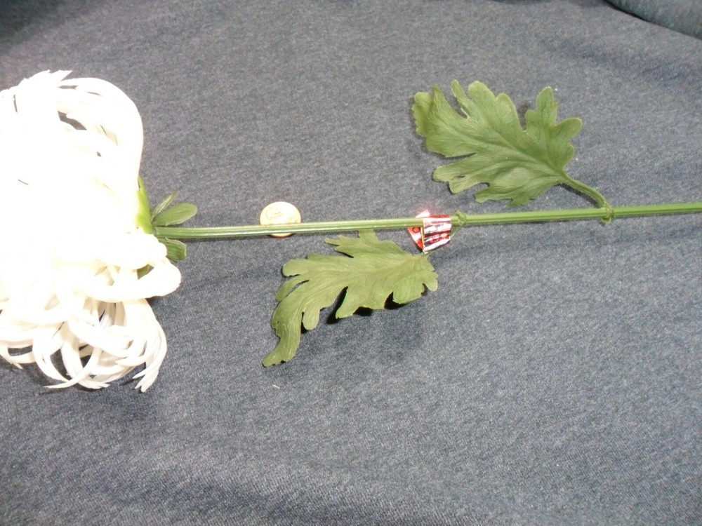 Vintage Medium Plastic White Mum