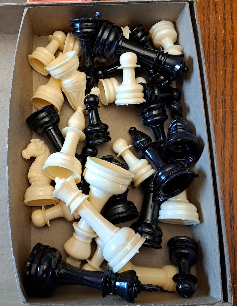 E.S. Lowe Chess Tutor Set with Board, Chessmen, Instruction Book