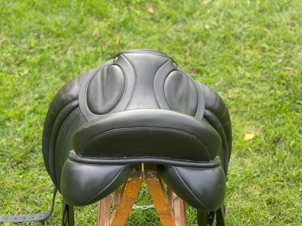 Dressage saddle Hulsebos WB4 17"