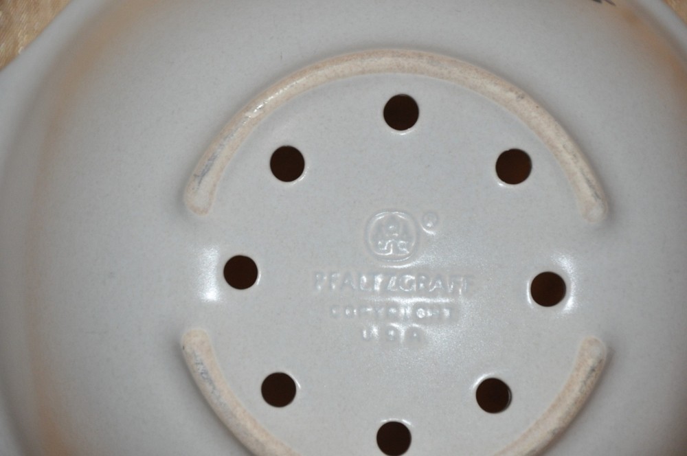 Pfaltzgraff Yorktown STONEWARE COLANDER SIFTER