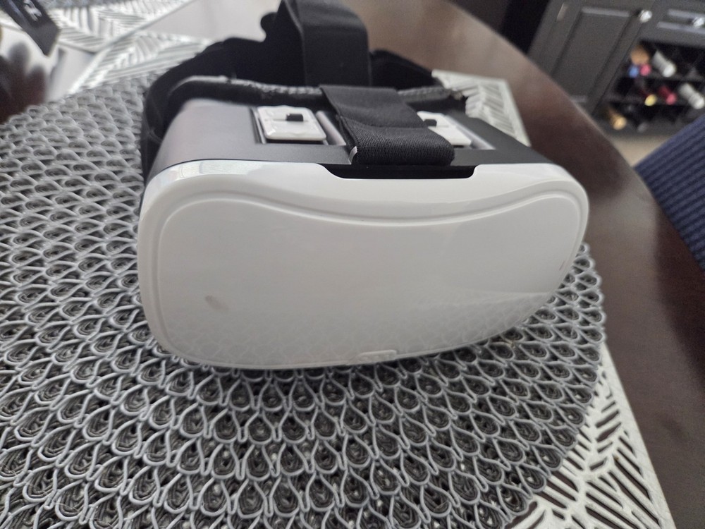 VR Virtual Reality Smartphone Headset White Black Adjustable Strap Plastic