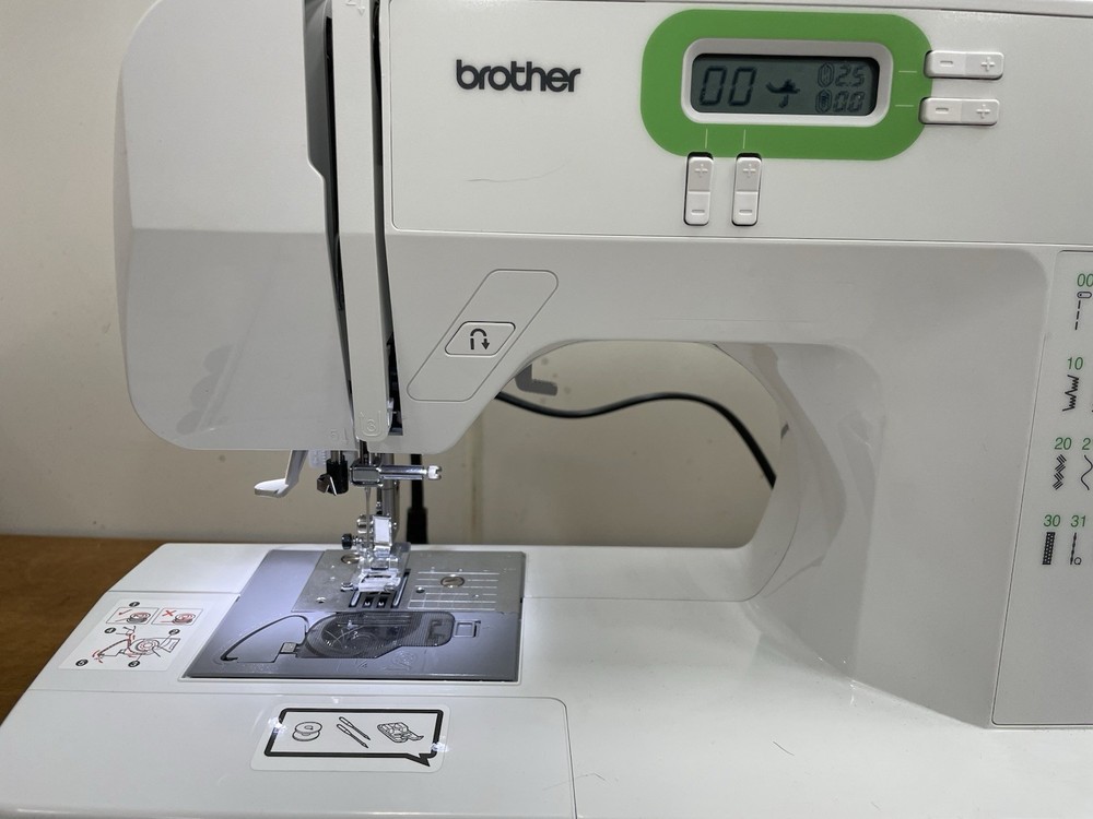 Brother ES-2000 Computerized Sewing Machine w/ Pedal & Accessories 1382