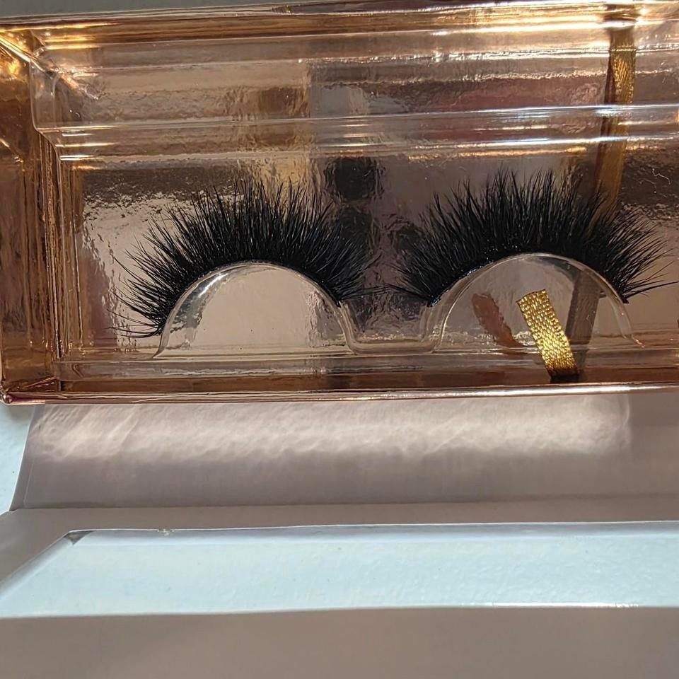 Juvanae eyelashes