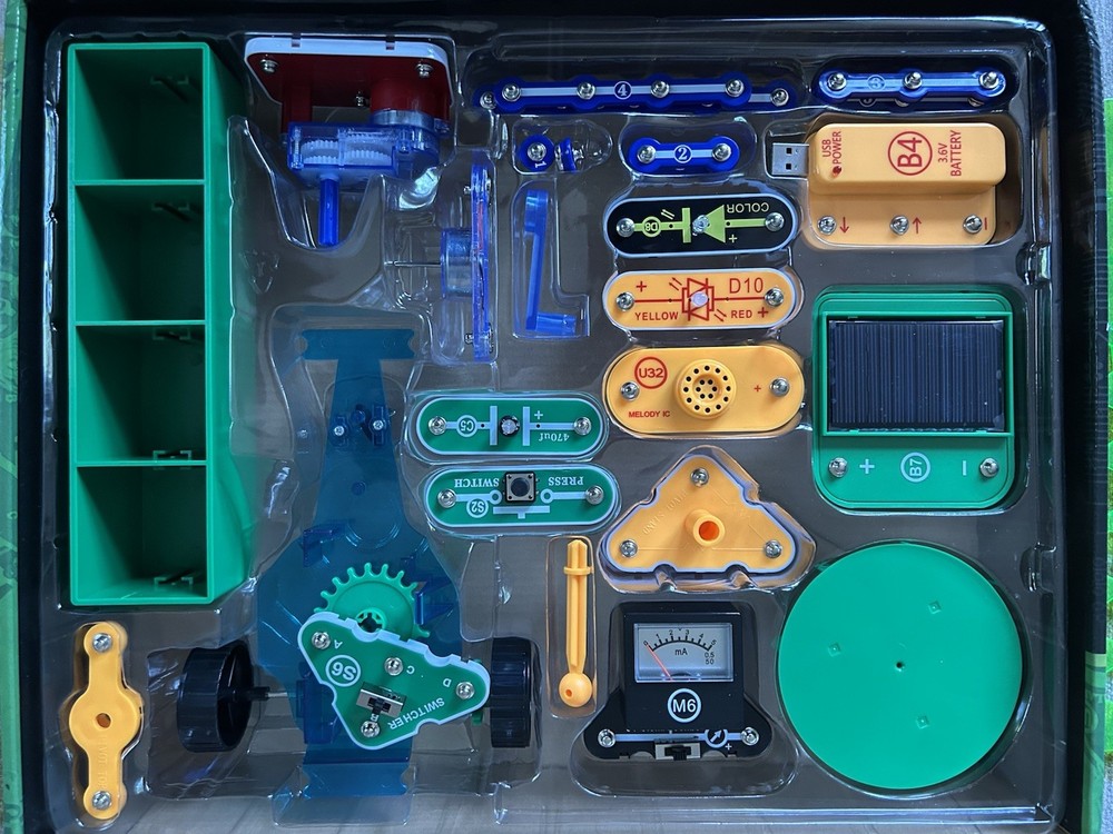 Snap Circuits Green Energy Electronics Exploration Kit Complete as Pictured