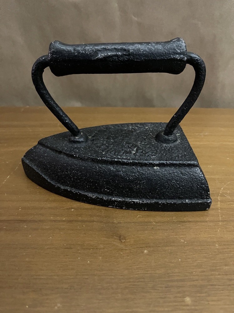Vintage Sad Cast Iron Flat Iron.  Iron Vintage