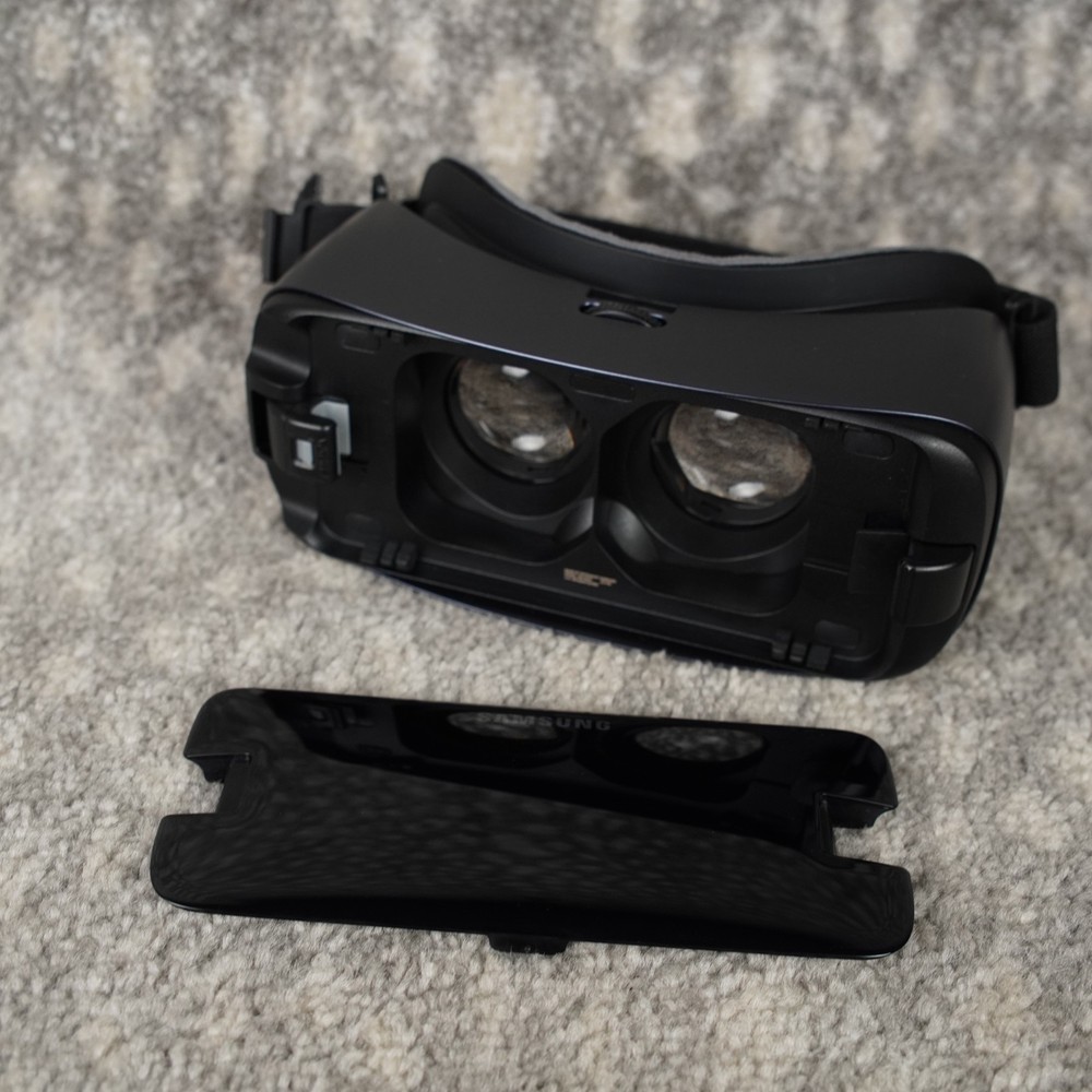 Samsung Gear VR SM-R324 With Controller VR Powered By Oculus