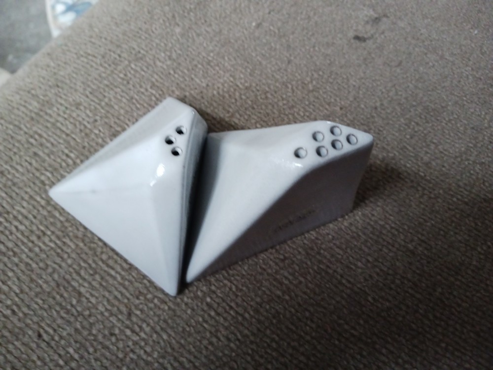 HOME ART Abstract Geometric Salt Pepper Shaker Set Midcentury Pyramid Angular