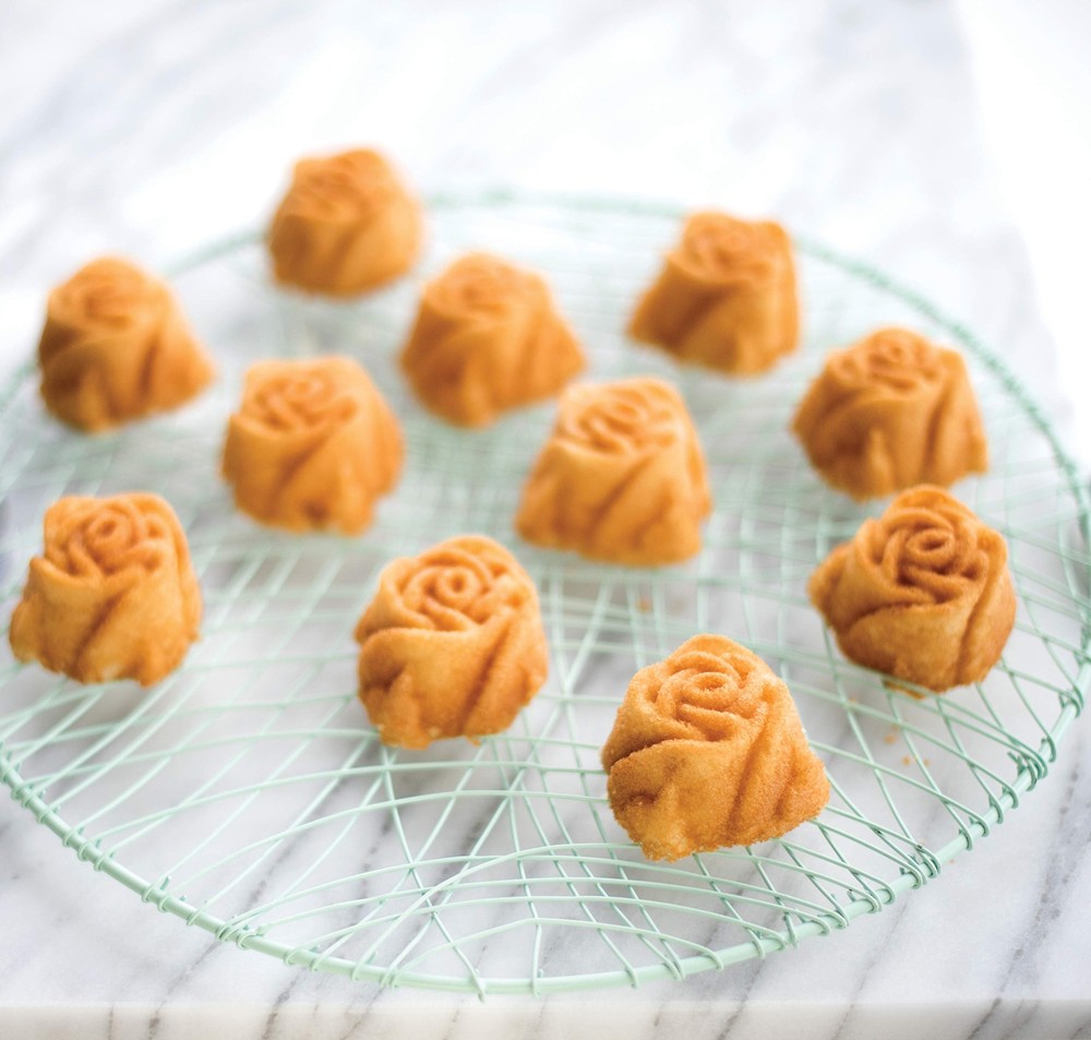 Rosebud Cakelet 2.25 Cup Capacity Toffee