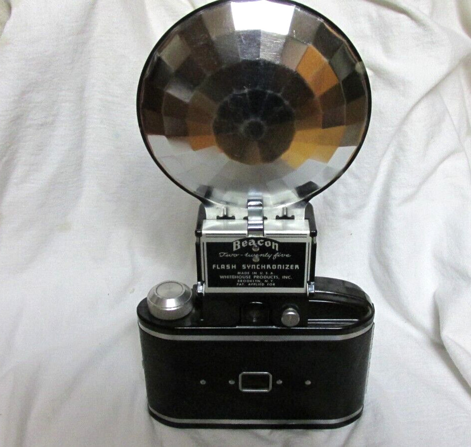 VINTAGE 1950s BEACON TWO TWENTY FIVE CAMERA WITH FLASH