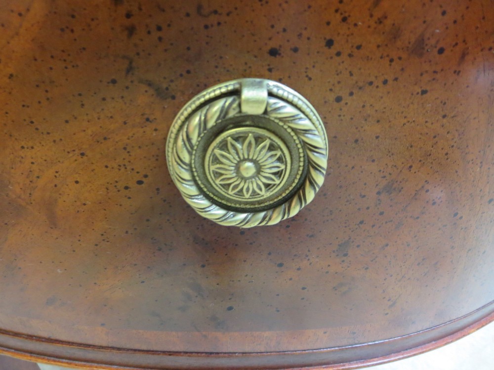 Unusual Henredon Flame Mahogany Oval Server Sideboard Buffet 360° Cake tea Table