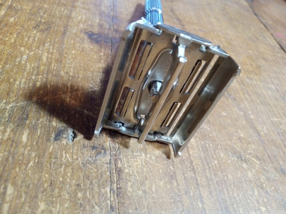 VINTAGE GILLETTE BLACK HANDLE SLIM ADJUSTABLE DATE CODE S-1 GOOD CONDITION 1972