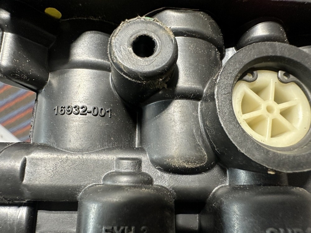 Bendix 4790208 Air Brake Valve