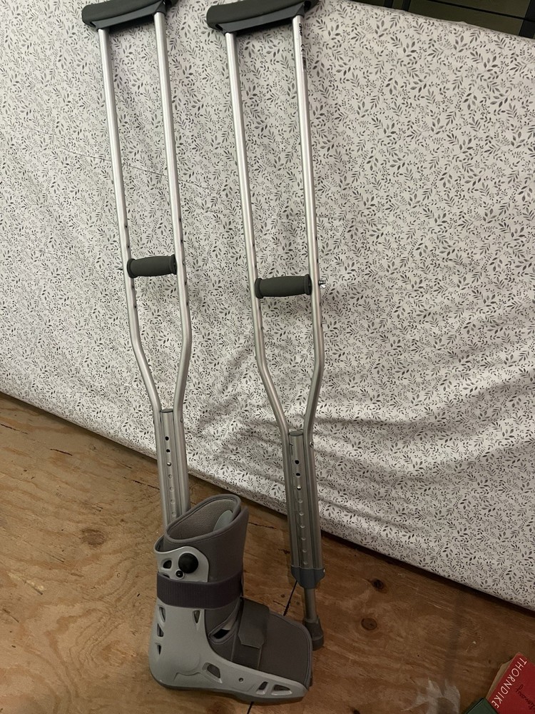 Adjustable Aluminum Crutches - Lightweight, Comfortable Handles
