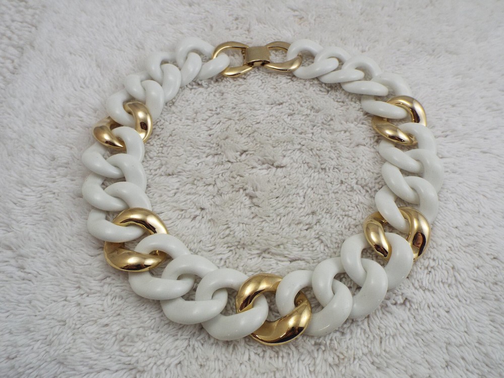 White Acrylic Goldtone Link Chain Necklace (K31)