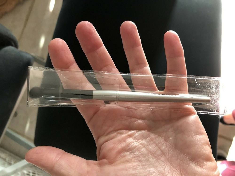 Paula Dorf Eye Contour brush