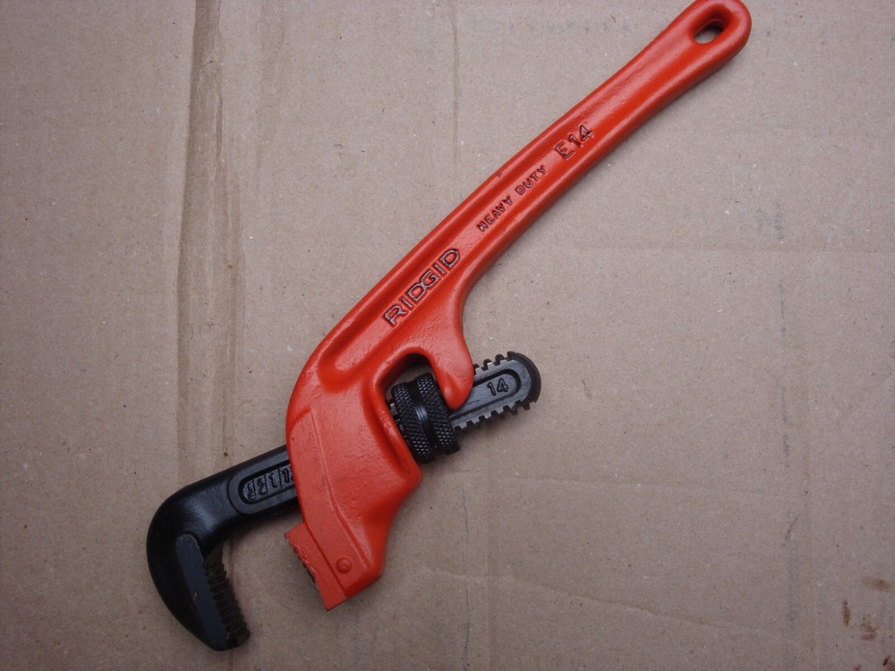 RIDGID E14 angle pipe wrench