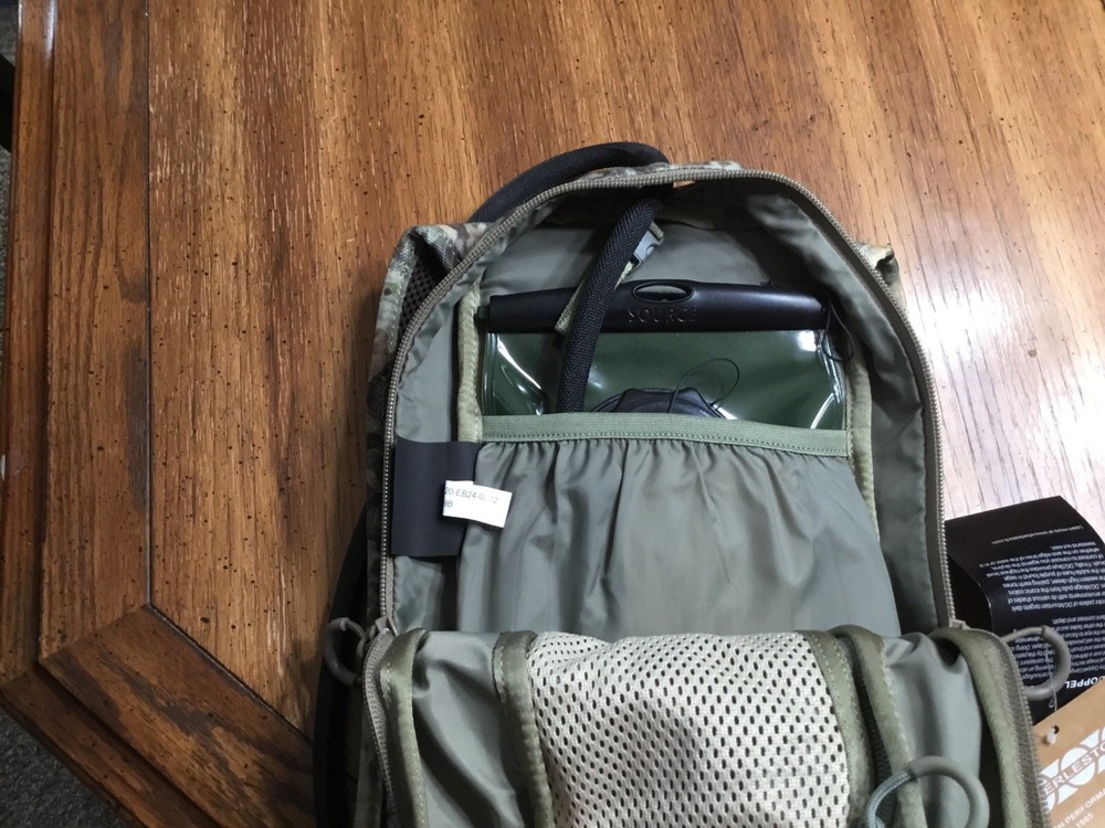NWT-EBERLESTOCK DAGGER Hydration Pack With Bladder