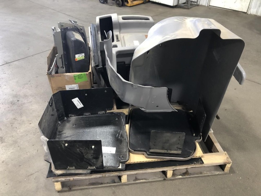 Peterbilt 379 Right/Passenger Sleeper Cabinet - Used