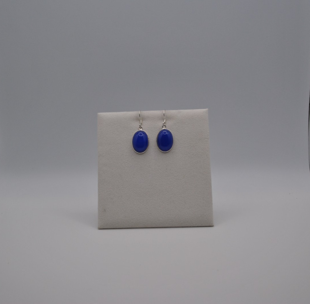 Silver earrings in blue agate with smooth cut stones