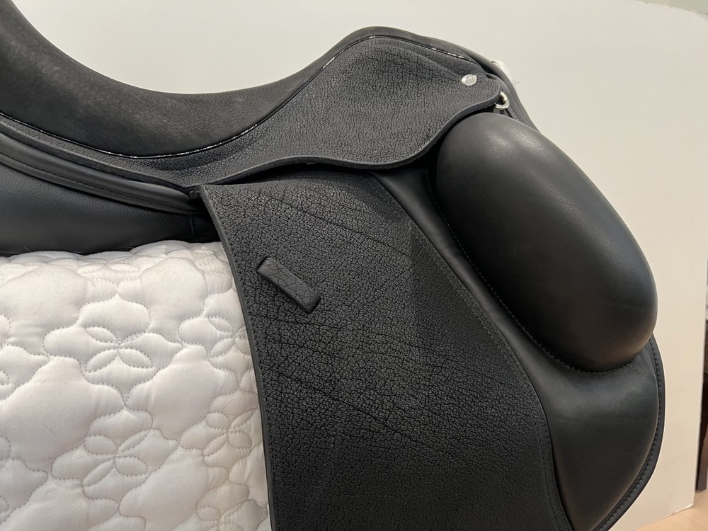 Custom Adantage R Saddle-Brand New-Never Ridden