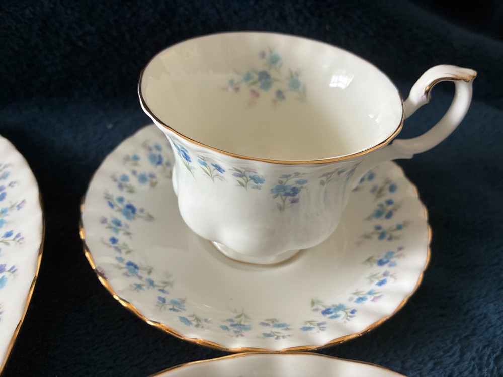 Royal Albert Bone China Memory Lane 7 Piece Place Setting, EUC