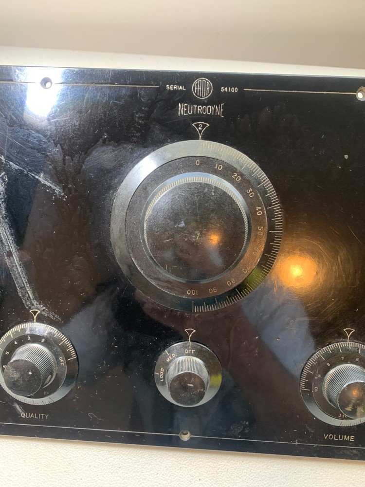 NEUTRODYNE RADIO MODEL 54100 Front Panel Tuning Caps Jacks