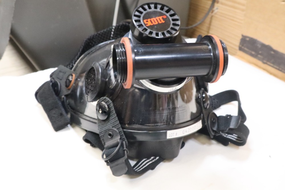SCOTT AV-2000 FACE PIECE FIRE FIGHTING SCBA MASK