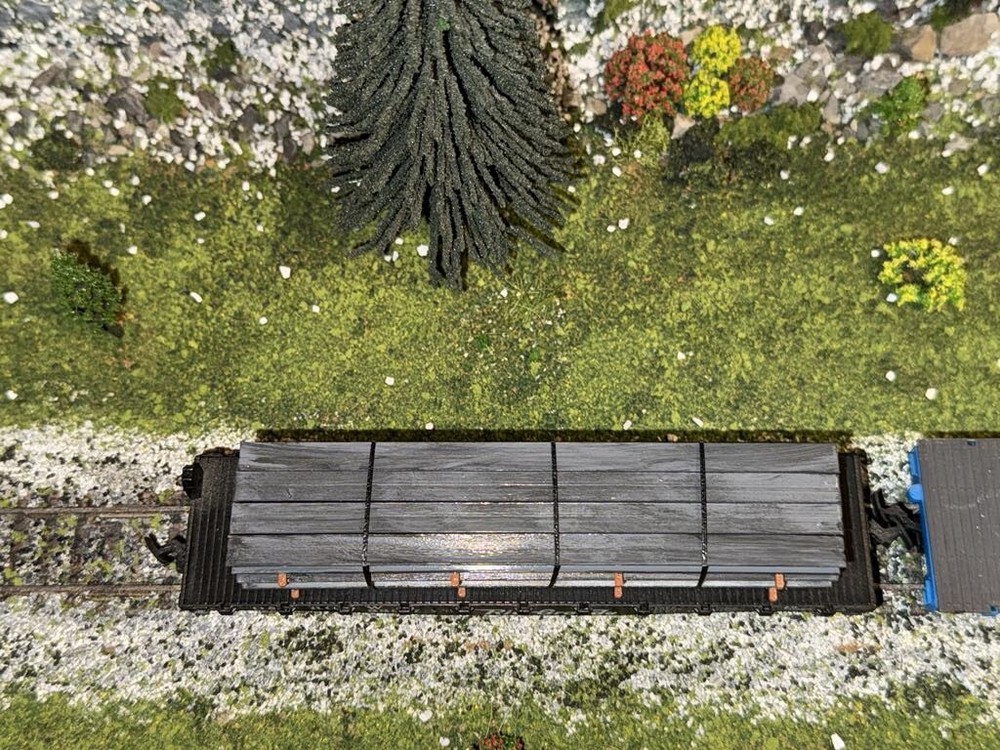 1:87 HO Scale Ibeam Load/Decor - Short Stack W/ Blk Straps