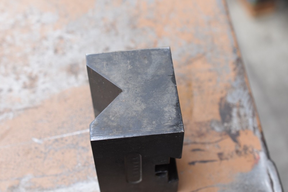 Trivex V shape lathe tool holder