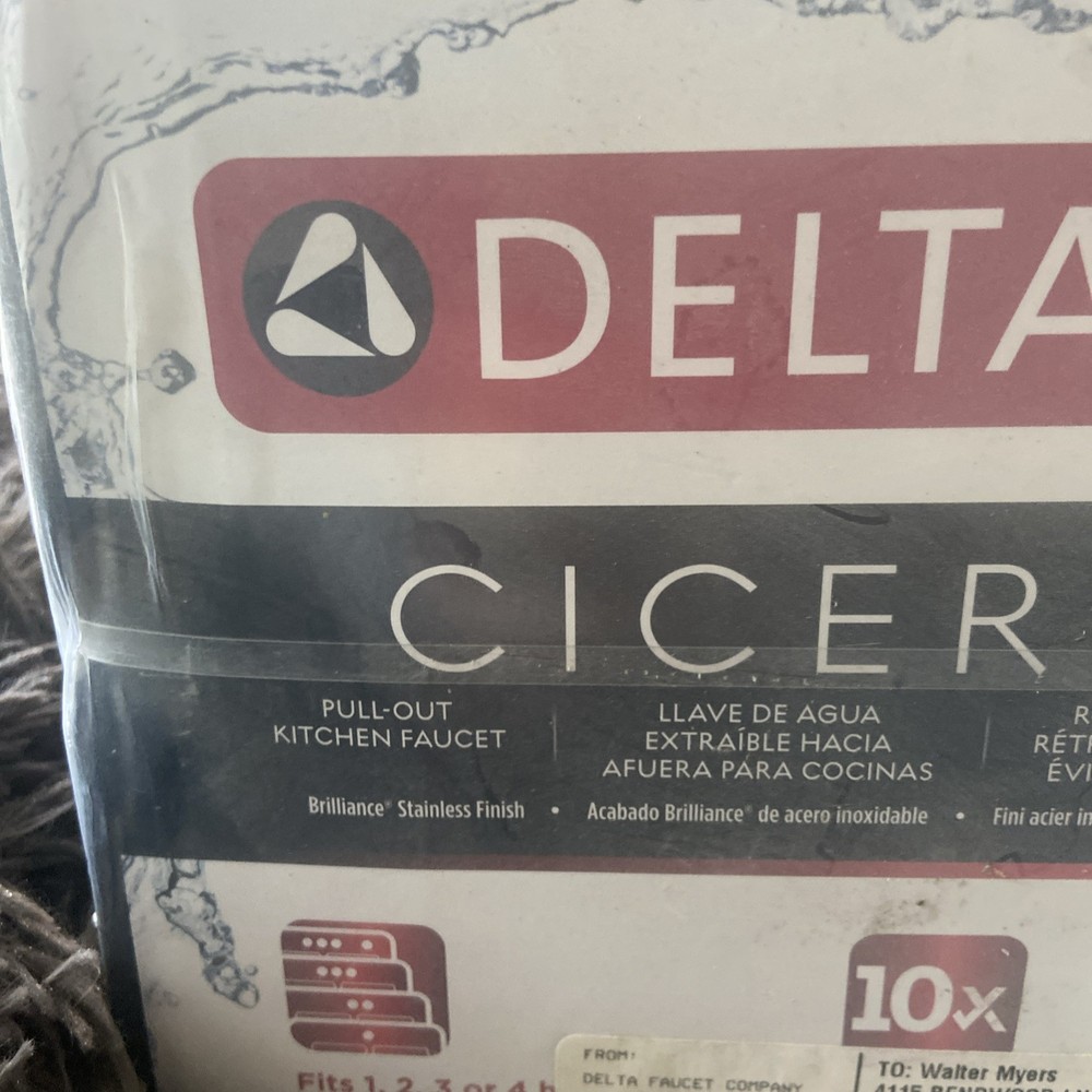 Delta Kitchen Cicero Single-Handle Pull-Out Sprayer Kitchen Faucet in Chrome wit