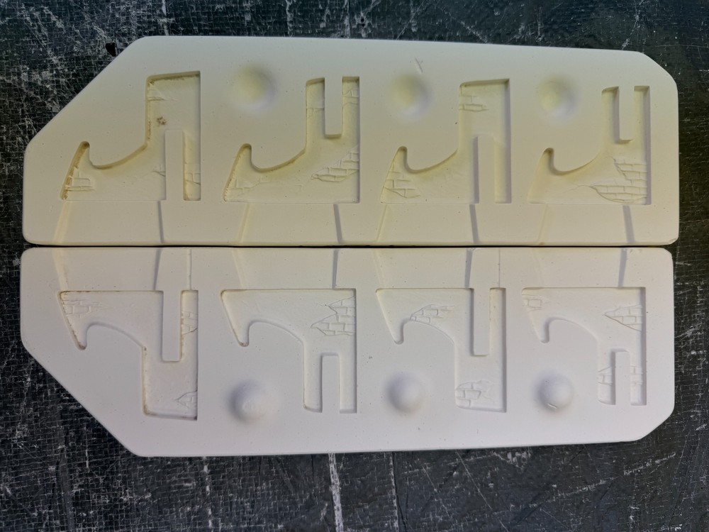 VINTAGE RIVERVIEW CERAMIC MOLD #597 EASEL