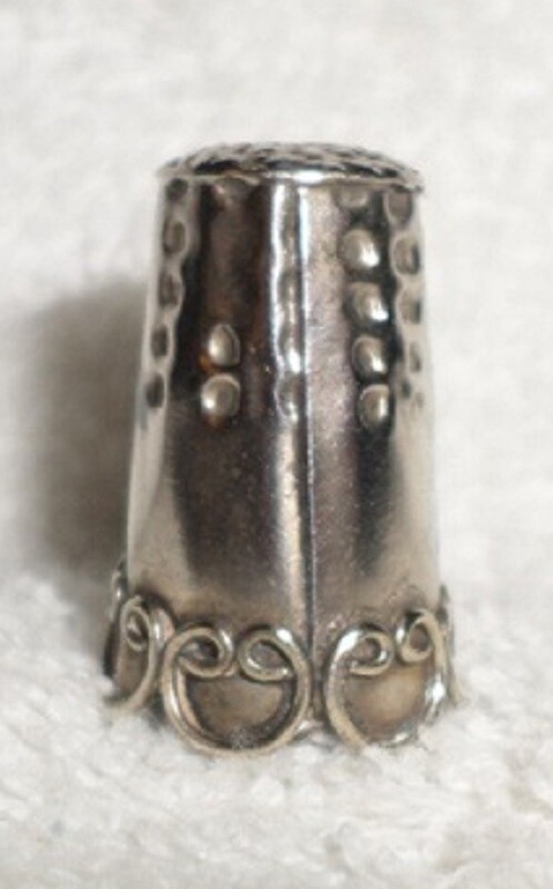 THIMBLE Mexico 2.6 grams Sterling Silver Small Size Curley Cues Unknown Maker