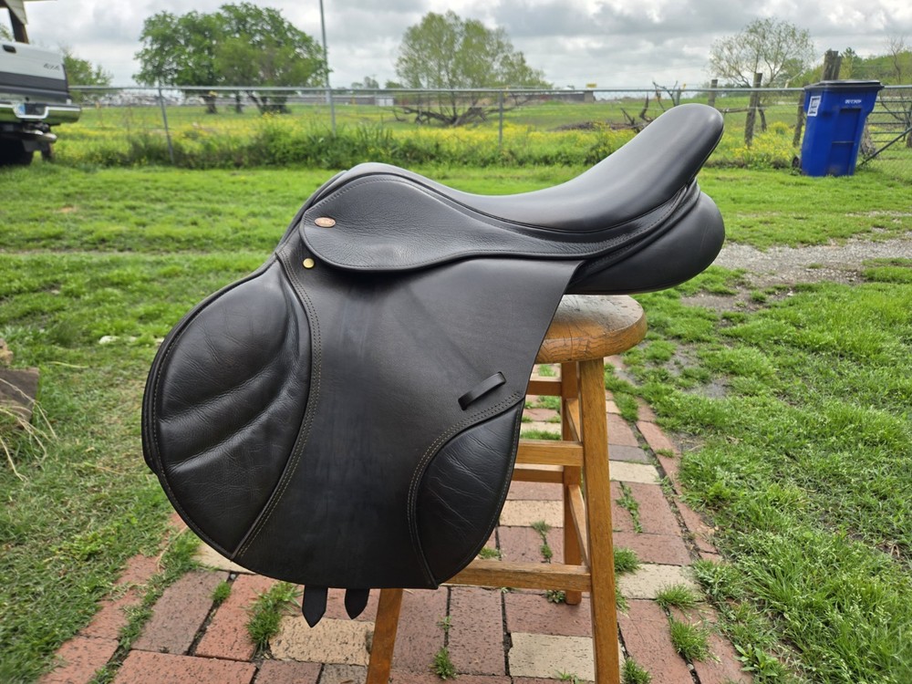 Kent & Masters S-Series Jump Saddle 17.5"