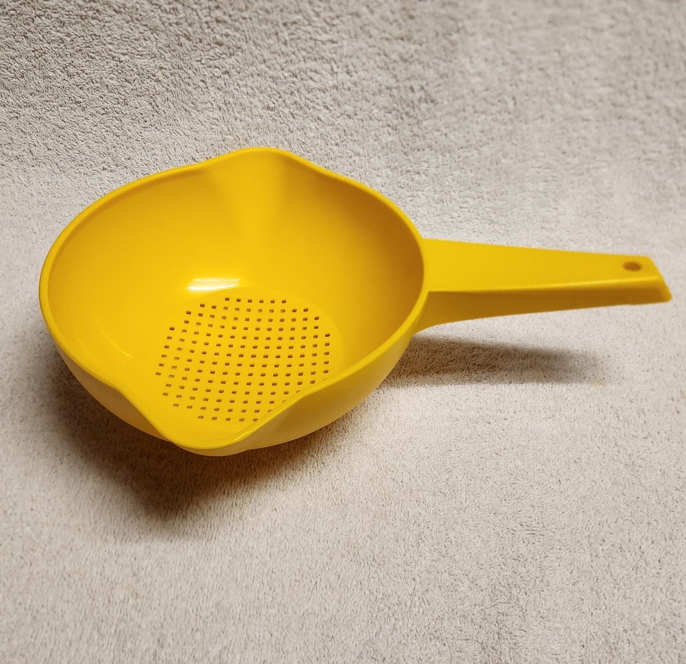 Vintage Tupperware Yellow 1 Quart Kitchen Colander Strainer with Handle 1200