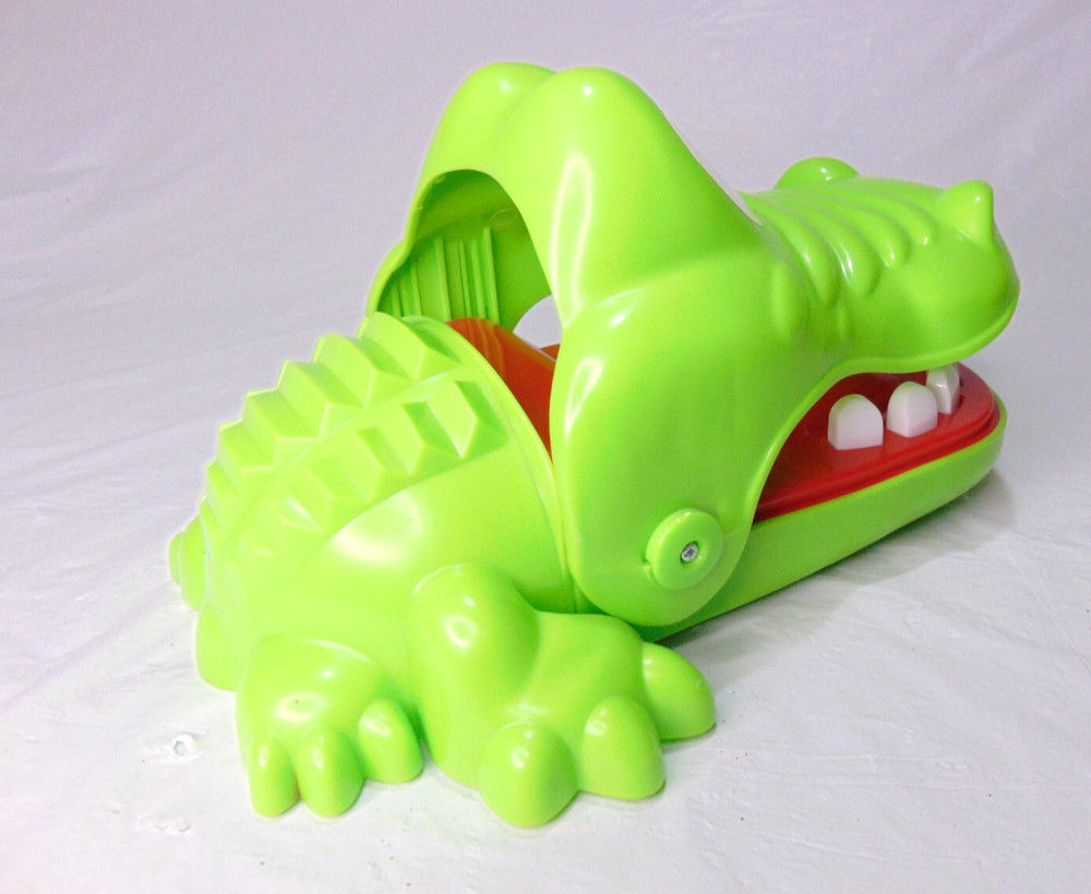 2018 Hasbro ALLIGATOR TEETH GAME - BITING FINGER GAME Fun! Large