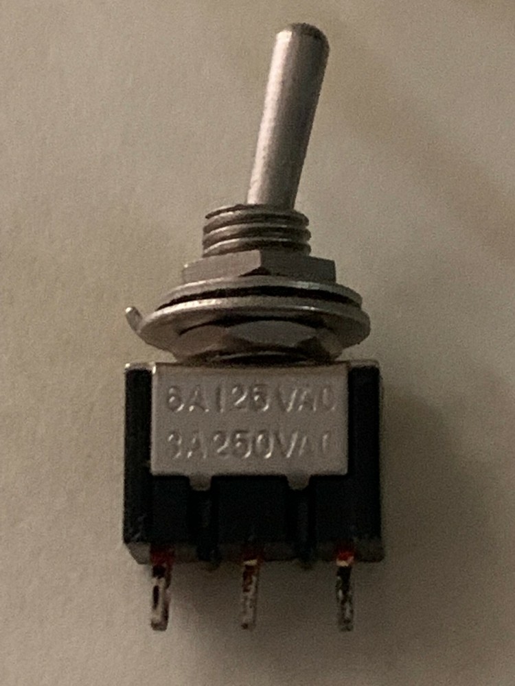SMALL TOGGLE SPDT SINGLE POLE ON-ON SWITCH 6A 125 VAC.