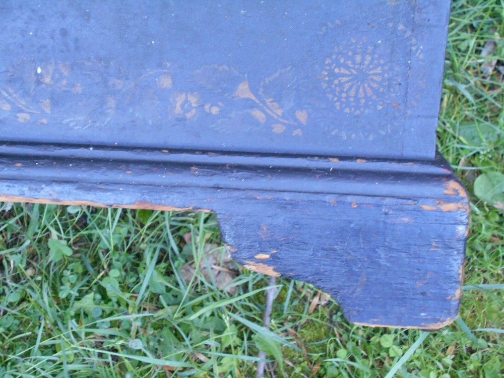 ANTIQUE COUNTRY CHIPPENDALE DECORATED BLANKET BOX