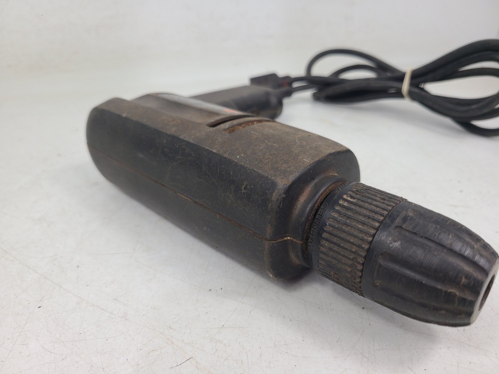 BLACK & DECKER D2000 3/8” REVERSING KEYLESS DRILL No. 7157 (TESTED)