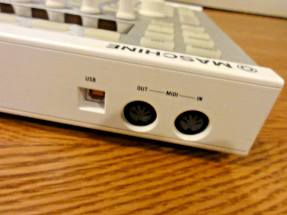 Native Instruments MASCHINE MK2 White – Powers On – No Software for Full Test