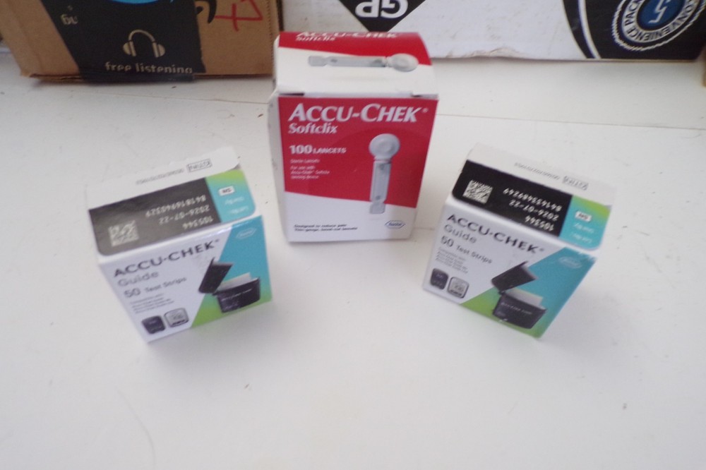 100 ACCU-CHEK GUIDE TEST STRIPS & 100 SOFTCLIX LANCETS