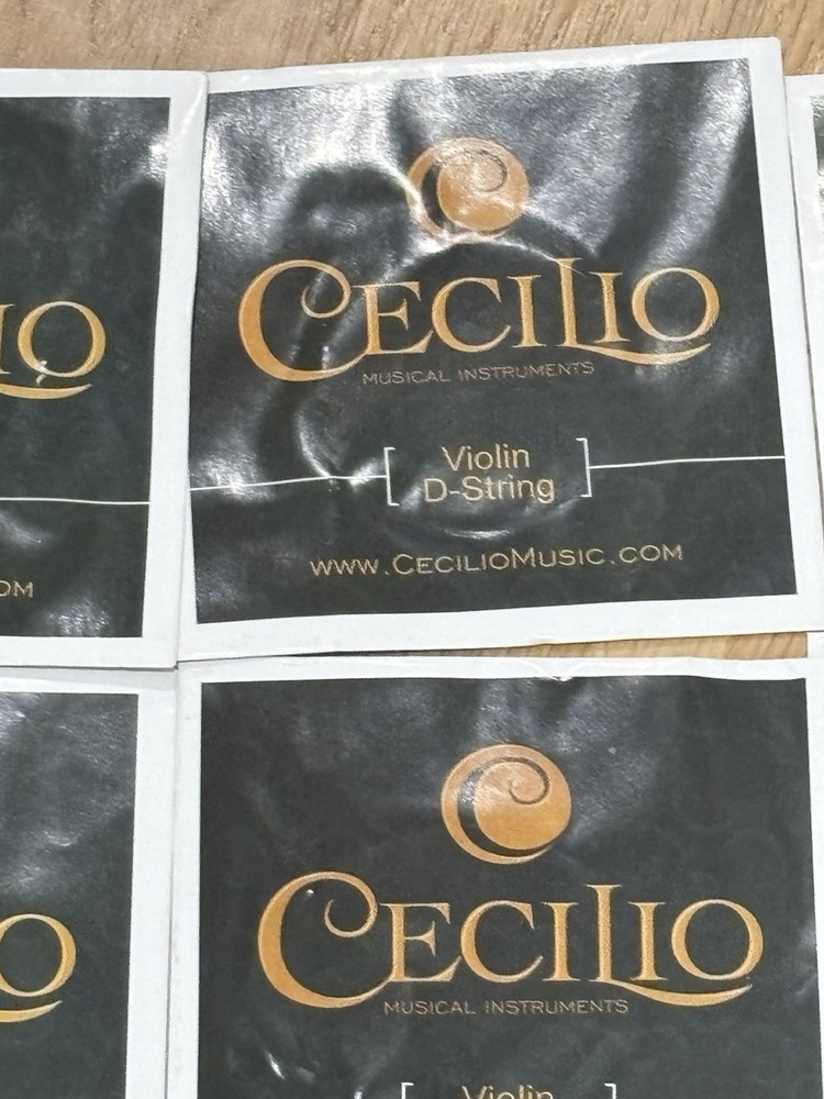 Cecelio Lightweight 4/4 Full Violin Case with replacement Strings (red Velvet)