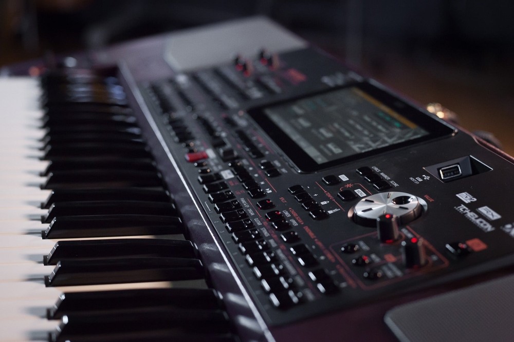 Korg Pa1000 Arranger Keyboard STAGE ESSENTIALS BUNDLE