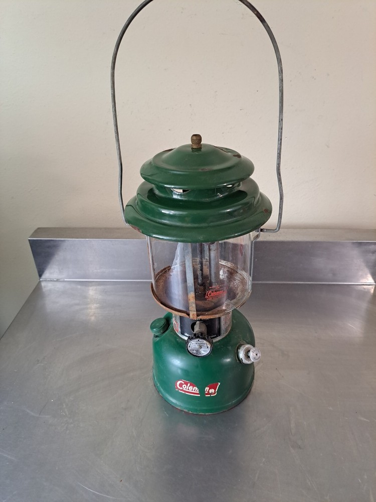 Vintage 2/82 Coleman Model 220K 2 Mantle Lantern