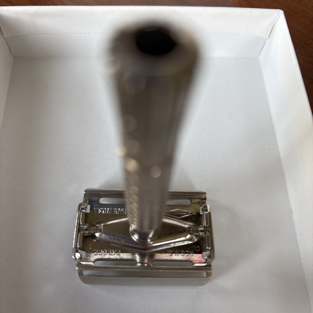VINTAGE GILLETTE SAFETY RAZOR CA. 1950S