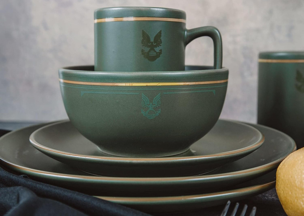 HALO Master Chief 8-Piece Dinnerware Set - Gamer Green Tableware for 2